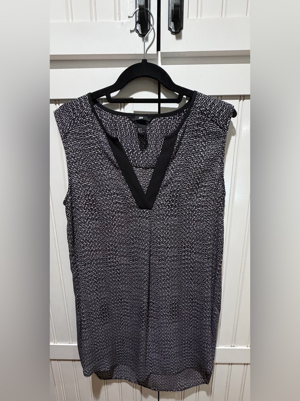 H&M Black White Print Sleeveless V-Neck Tunic Blouse Size 6